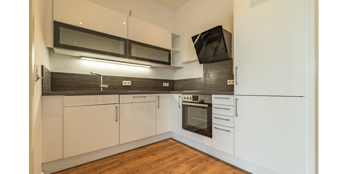 EINBAUKÜCHE – MODERNES WANNENBAD MIT FENSTER – TERRASSE – EINBAUSCHRANK - Terrassenwohnung Freital Deuben | Angebot:25887763