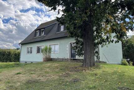 Individuelle Dachwohnung mit EBK, Laminat und Wannenbad! Grüne Umgebung! 2 zimmer