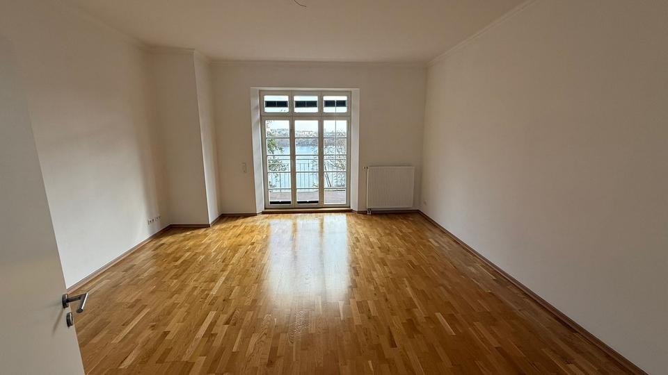 Dachgeschoßwohnung Schwerin Friedrichsthal - 4 Zimmer, 137 m&sup2;, 1.370&euro; | Angebot:25855164