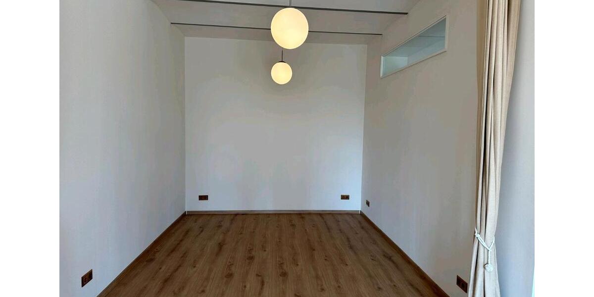 Schöne helle 65-qm im EG frei ab 1.2.26 1.5 zimmer