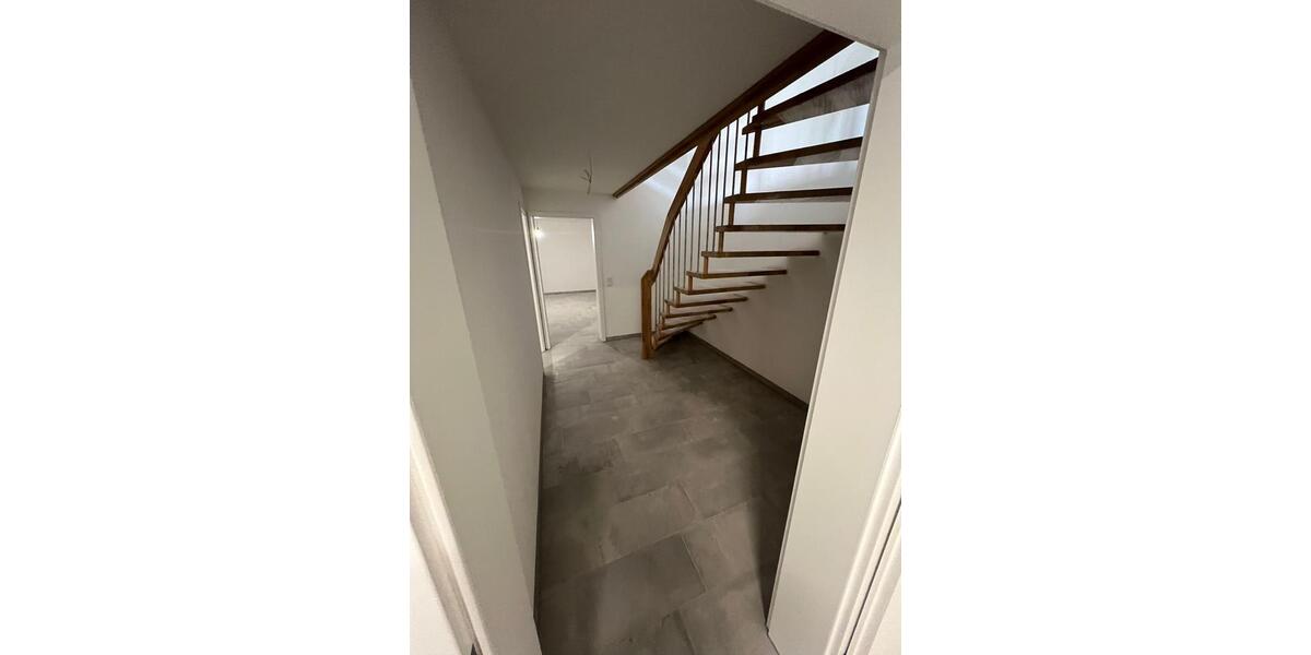 Reihenhaus Zeitlarn - 9 Zimmer, 150 m&sup2;, 2.250&euro; | Angebot:26703963