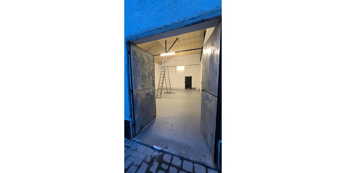 lager mit Büro und Toilette zimmer