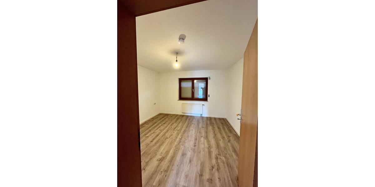 Dachgeschoßwohnung Gschwend - 3 Zimmer, 62 m&sup2;, 500&euro; | Angebot:25548356