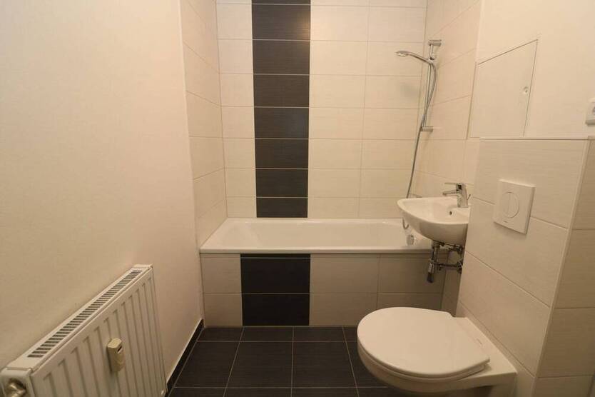 Schaumparty im modernen Wannenbad...helle 3-RW mit Wanne u. Balkon!!!