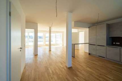 Wohnung Regensburg Dechbetten - 2.5 Zimmer, 134 m&sup2;, 2.143&euro; | Angebot:25510464