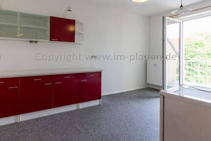 Plauen-Haselbrunn: 2-Zimmer-DG-Wohnung mit Balkon & EBK - ab sofort