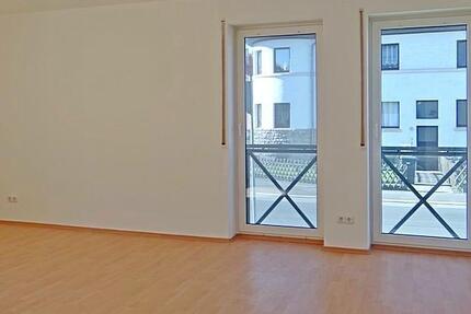 (12536 41) MGN: 2-Raum-Wohnung im Hochparterre mit einem runden WohnZimmerfenster, Laminatböden, Aufzug, Service inkl.