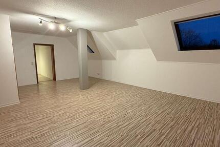 Schöne zwei Zimmer Dachgeschosswohnung mitten in Lage 2 zimmer