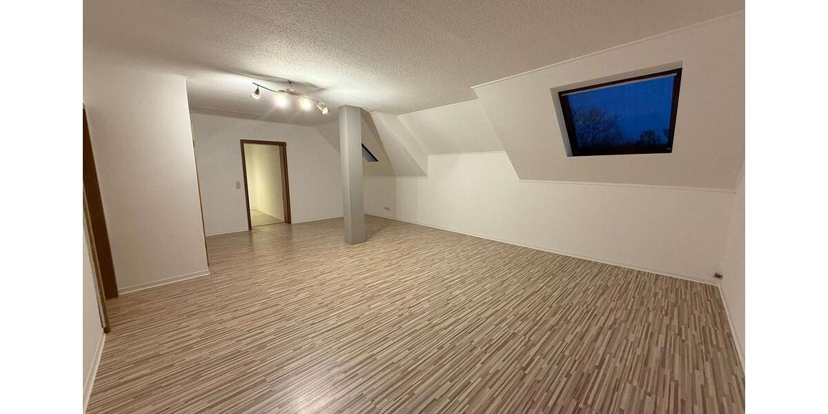 Schöne zwei Zimmer Dachgeschosswohnung mitten in Lage 2 zimmer