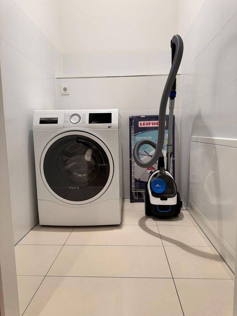 Neubau Kudamm . Olivaer Platz . MÖBLIERT . EBK . HWR . Loggia . Gäste-WC . 3 m Decke 2 zimmer