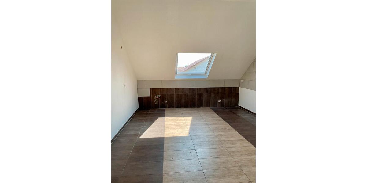 Dachgeschoßwohnung Bürstadt - 4 Zimmer, 125 m&sup2;, 1.380&euro; | Angebot:24788540