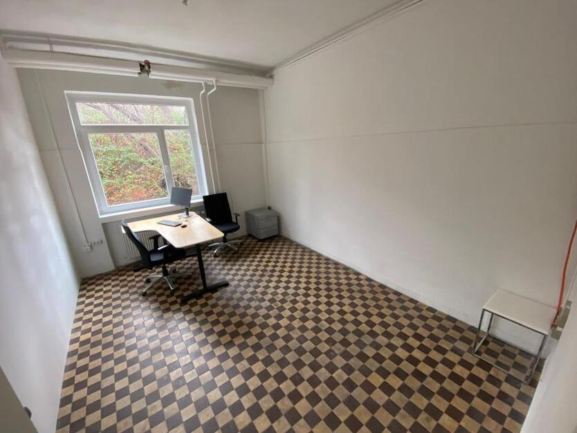 Ein Zimmer als Atelier Werkstatt oder Büro