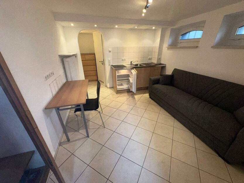 Möblierte 1 - Zimmer - UntergeschossWohnung (KellerWohnung) mit Einbauküche und separatem Eingang