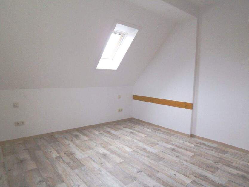 Moderne 3-Raum-DG-Wohnung mit Garage und gemeinschaftlichen Grundstück bei Bautzen 3 zimmer