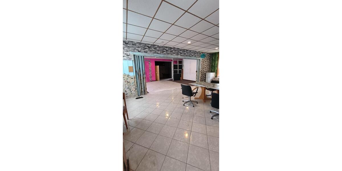 280qm große Renovierungsbedürftige Wohnung zu vermieten 9 zimmer