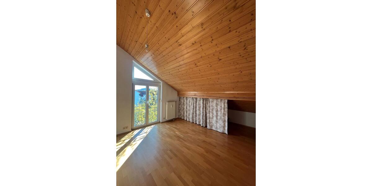 Dachgeschoßwohnung Fellbach Oeffingen - 4 Zimmer, 90 m&sup2;, 1.300&euro; | Angebot:26130840