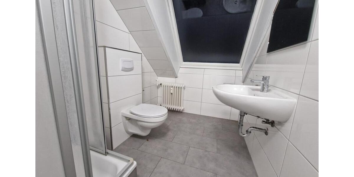 moderne Dachgeschosswohnung: Einziehen und Wohlfühlen. 2 zimmer