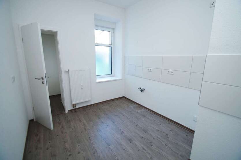 kleine 4-Zi-Whg mit BALKON- Laminat, separate Küche, Wanne+Dusche 4 zimmer