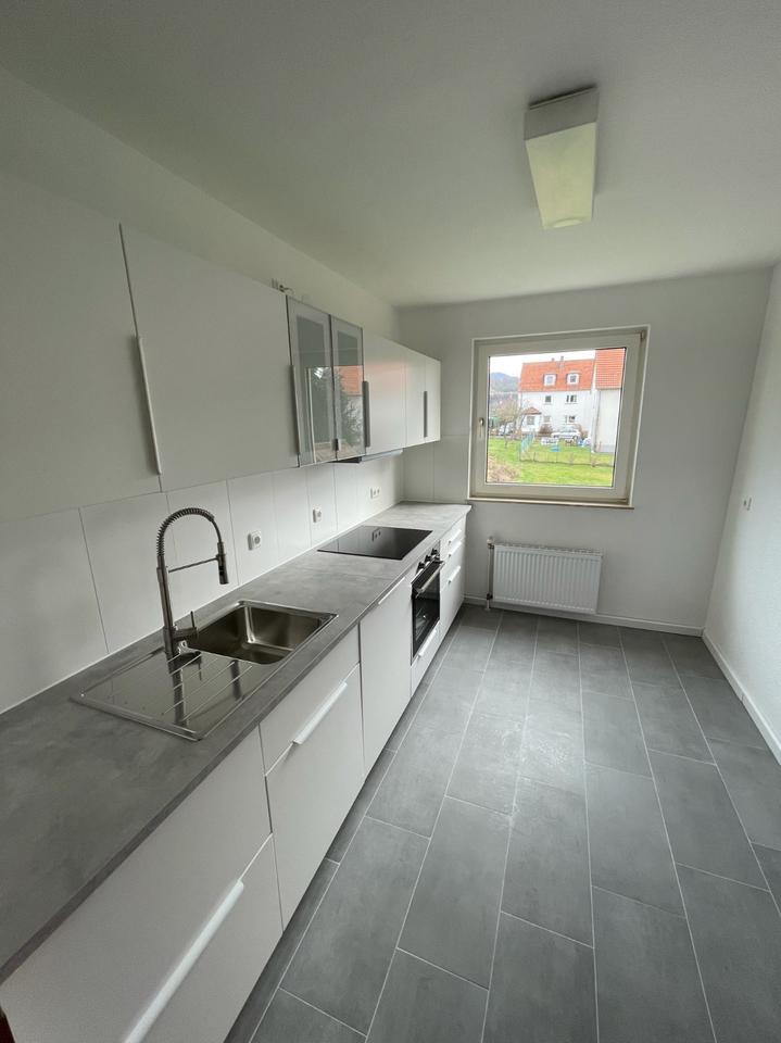 Helle 2-Zimmer-Wohnung mit Balkon, Einbauküche und Garage zimmer