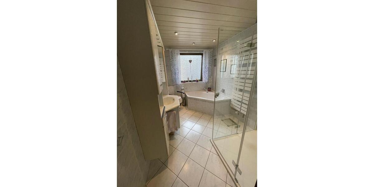 Erdgeschoßwohnung Selbitz - 3 Zimmer, 141 m&sup2;, 690&euro; | Angebot:26040544