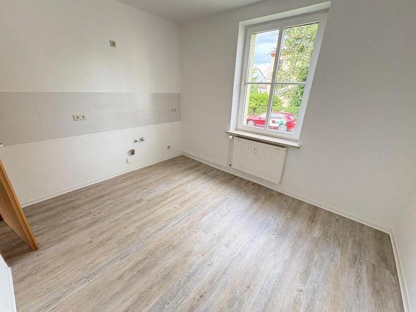 Lichtdurchflutete 3 Zimmer Wohnung mit Dusche und Balkon!