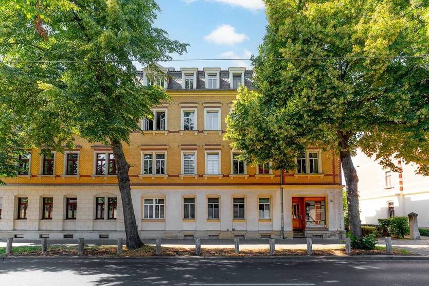 Frisch renoviert, neuer Bodenbelag, modernes Bad ... Viel Altbaucharme in Trachenberge.