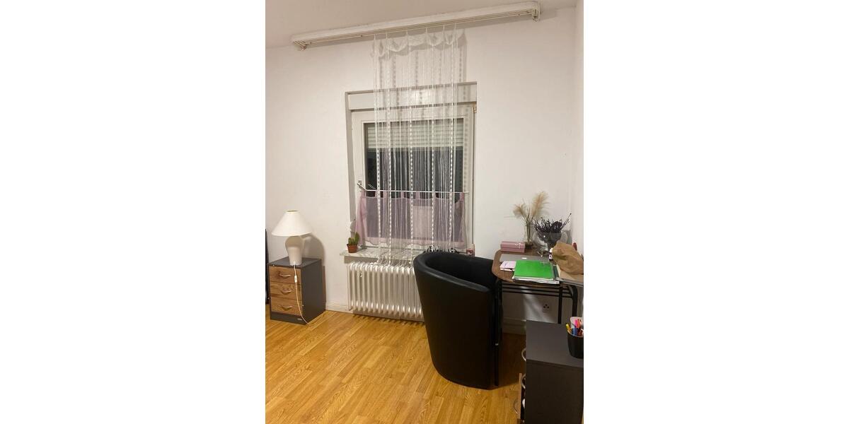 1 zimmer in 4er wg frei zentrale lage ab Februar. 4 zimmer