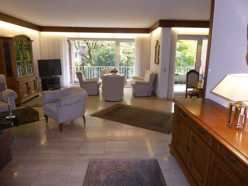 Großzügig Wohnung in bester Lage, komplett möbliert mit Tiefgarage und Aufzug! 3 zimmer