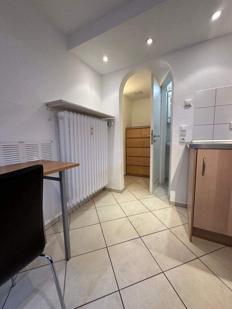 Möblierte 1 - Zimmer - UntergeschossWohnung (KellerWohnung) mit Einbauküche und separatem Eingang