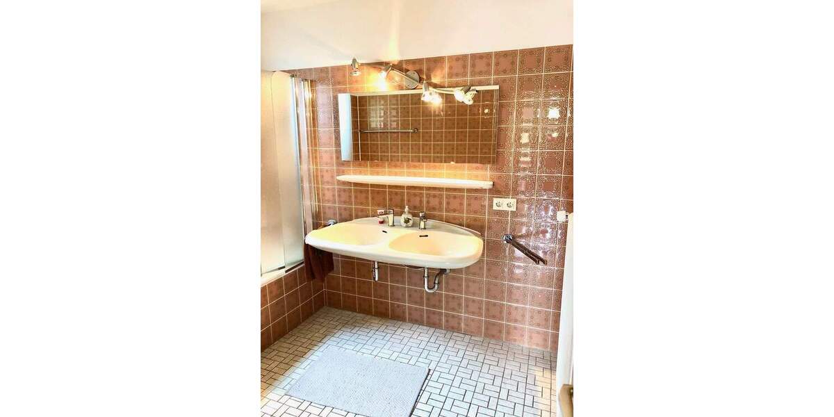 LÄNDLICH: TRAUMAUSSICHT, GROSSES FAMILIENHAUS, EINBAUKÜCHE, 2 STELLPLÄTZE 6 zimmer