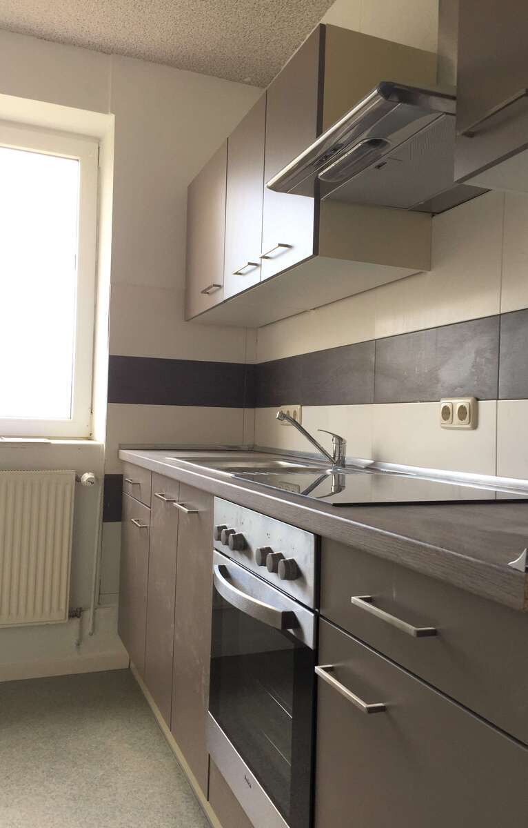 NEU -frisch renoviert. Gut geschnittene 4 Zimmer mit Balkon und Einbauküche! 4 zimmer