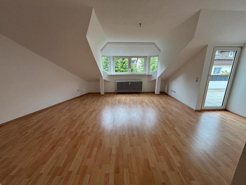 Schöne und ruhige DG 4 Zimmer Wohnung