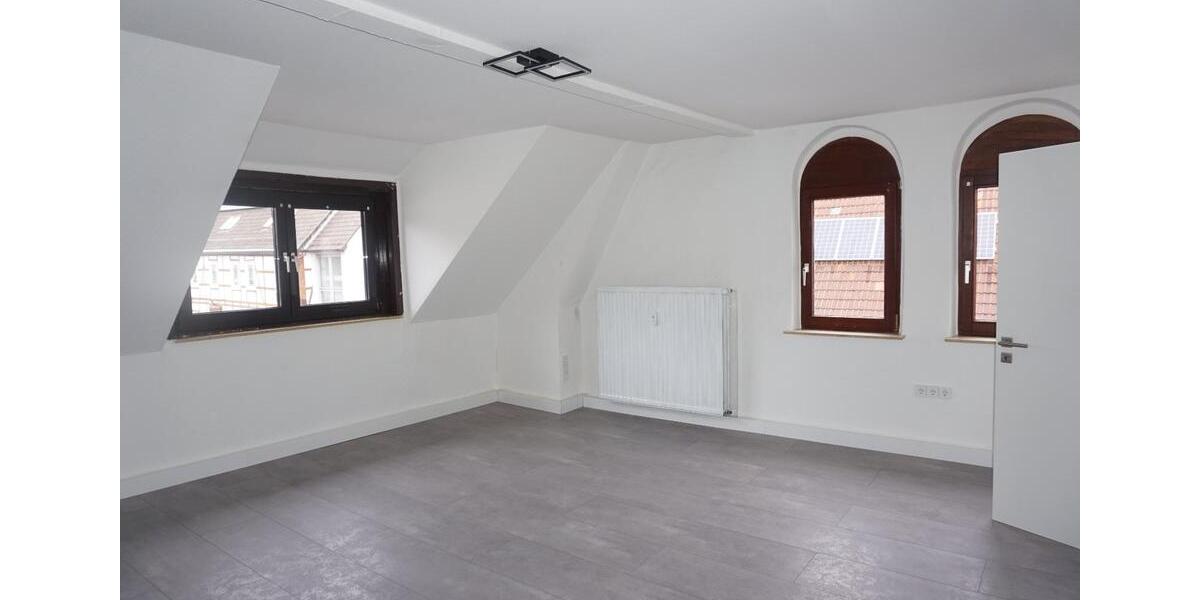 Dachgeschoßwohnung Bad Arolsen - 6 Zimmer, 110 m&sup2;, 825&euro; | Angebot:24867683