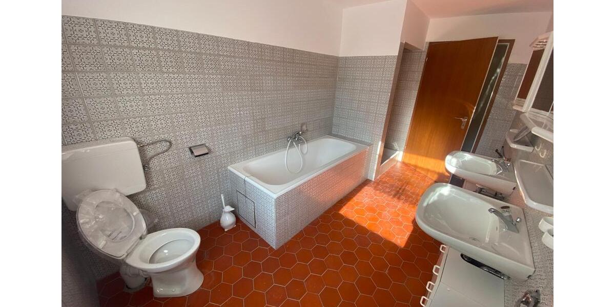 Dachgeschoßwohnung Günzburg - 4 Zimmer, 120 m&sup2;, 980&euro; | Angebot:26368905