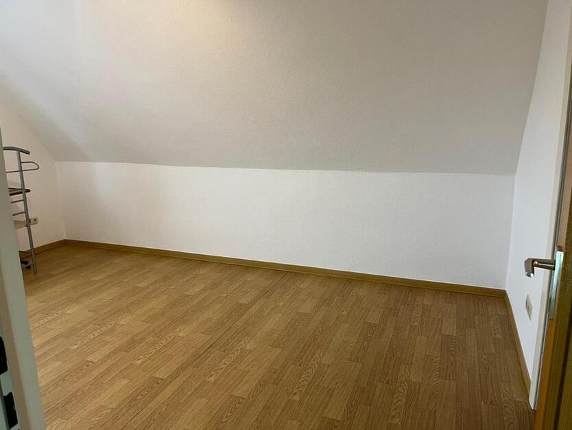 Dachgeschoßwohnung: 2 Zimmer, Küche, Bad mit Einbauküche