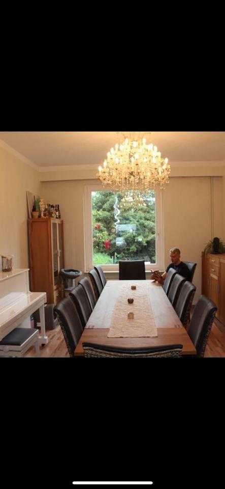Zimmer in einem großen Haus mit Garten