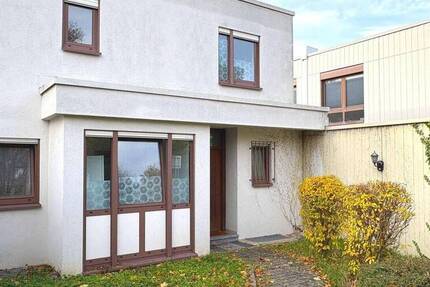 Großzügiges Haus mit zwei Garagen! 6 zimmer