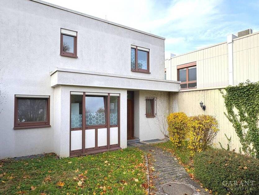 Großzügiges Haus mit zwei Garagen! 6 zimmer