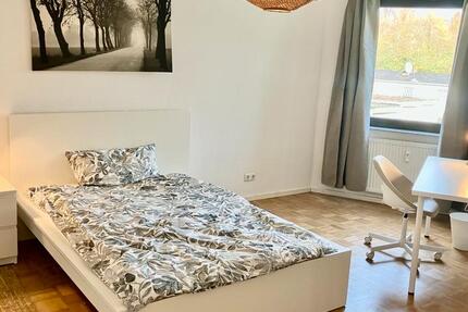 Schönes, großes, möbliertes WG Zimmer in 4er WG 4 zimmer