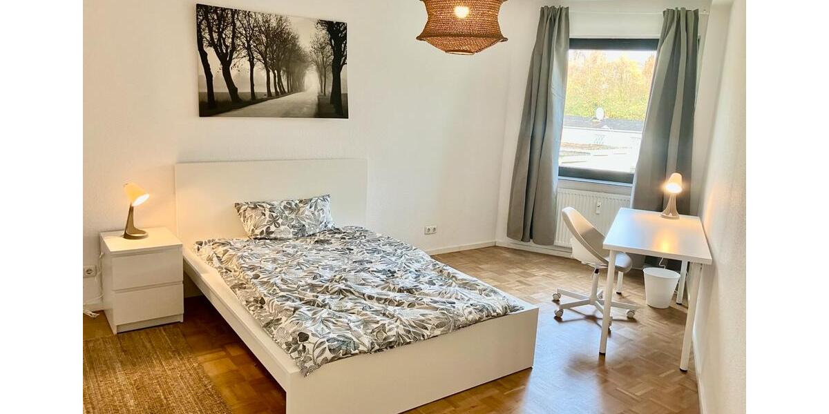 Schönes, großes, möbliertes WG Zimmer in 4er WG 4 zimmer