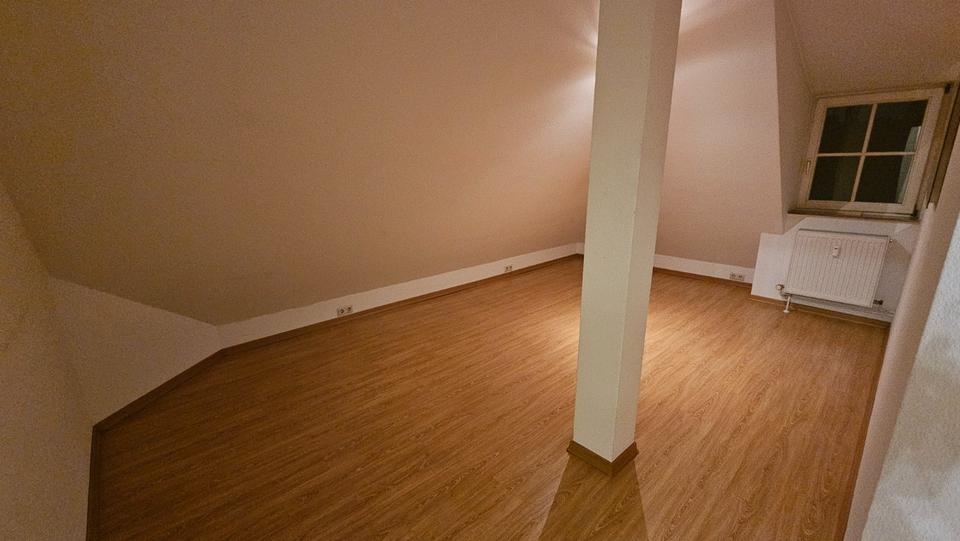 Dachgeschoßwohnung Wiesbaden Biebrich - 2.5 Zimmer, 80 m&sup2;, 1.400&euro; | Angebot:24923198