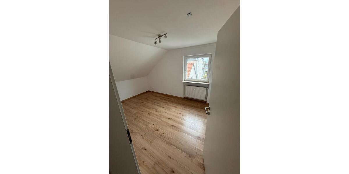 Dachgeschoßwohnung Schorndorf - 4 Zimmer, 98 m&sup2;, 1.700&euro; | Angebot:24748979