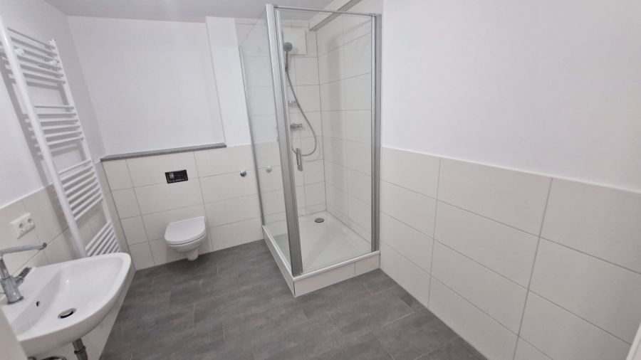 Stufenlos, lichtdurchflutet u. sichtgeschützt, Einbauküche, Glasfaser, PKW - Plätze, Erstbezug in Hessisch Oldendorf 2 zimmer