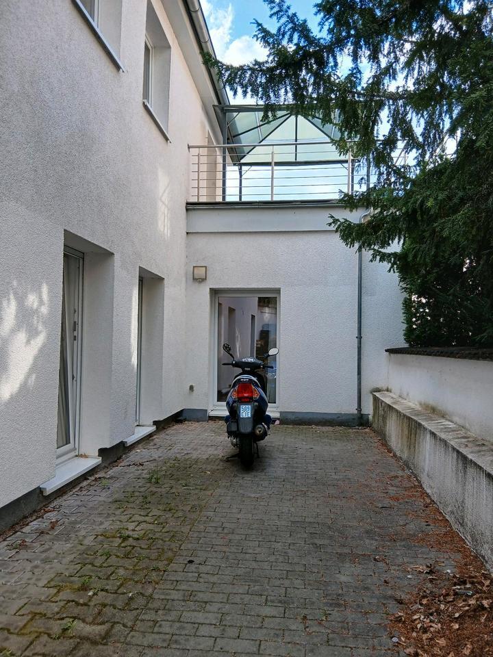 Hinterhaus mit Balkon und Hof