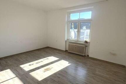 Große 2-Zimmer-Wohnung in zentraler Lage zu vermieten zimmer
