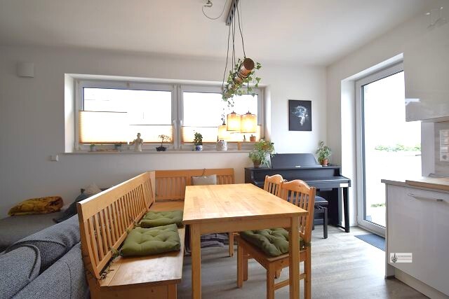 2-Zimmer-OG-Wohnung + 65,80 m² Wohnfläche + Aufzug + Balkon + Carport + EBK kann übernommen werden