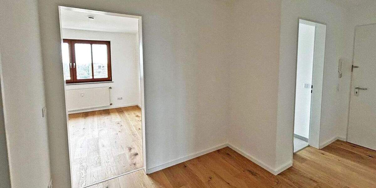 ERSTBEZUG nach MODERNISIERUNG: 2 Zimmer-Dachgeschosswohnung mit Blick über München... 2 zimmer