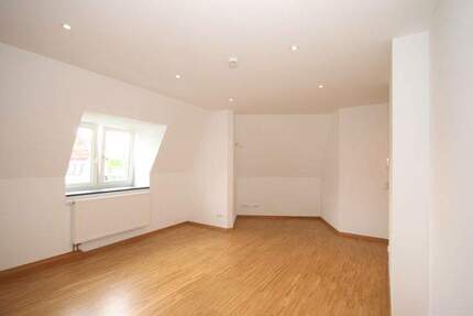 Gemütliche, sehr schön ausgestattete 1-Zi.-Dachgeschoßwohnung in einem Altbau, Nähe S-7 1 zimmer