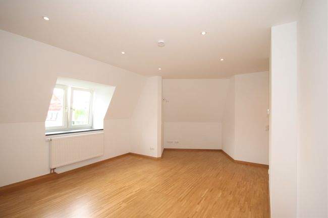 Gemütliche, sehr schön ausgestattete 1-Zi.-Dachgeschoßwohnung in einem Altbau, Nähe S-7 1 zimmer
