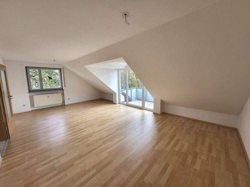 Charmante 2 Zimmer DG-Wohnung mit Balkon, EBK uvm. in Wendelstein OT.
